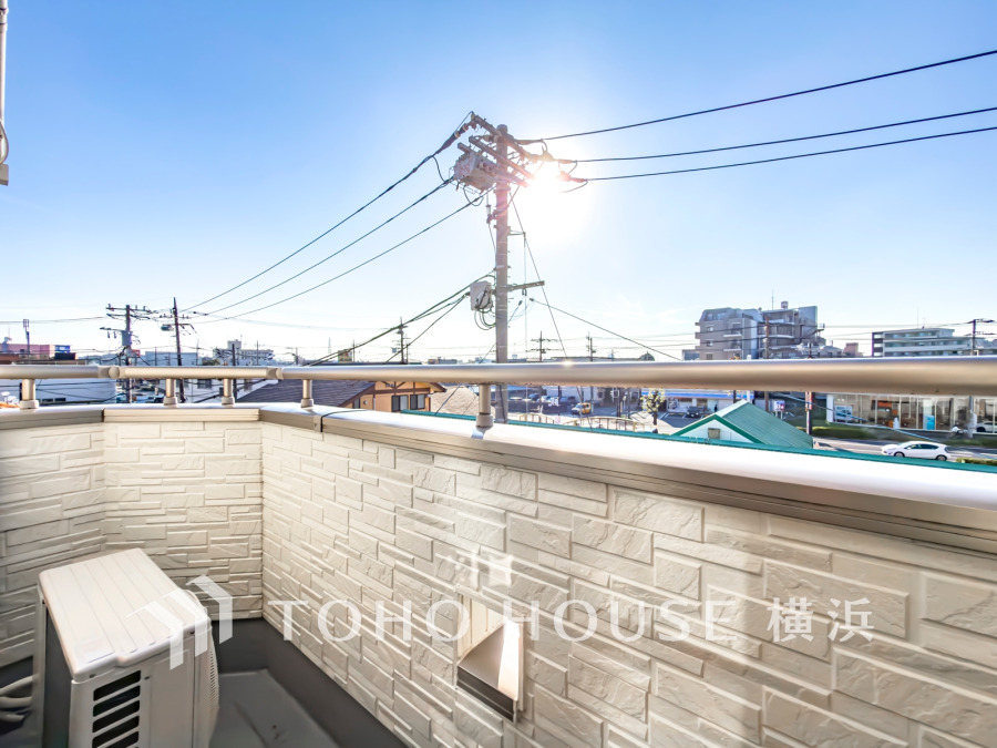 ずっと太陽を感じる事ができるのは、遮るものが視界に無いから。彼方に広がる風景が絵画のように広がります。