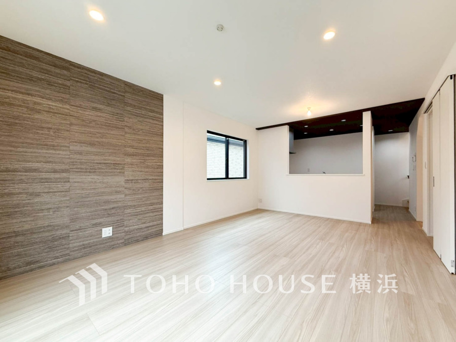 柔らかな色合いのフローリングと清潔感の溢れるクロスが明るい空間を創り出しているリビングダイニング。憩いの場に相応しく、ここで楽しむ家族の時間が絆をより深めてくれそうです。