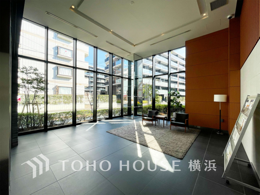 上品で清潔感があるエントランスは住人やゲストを迎え入れ、そして送り出す場にふさわしい上質な空間です。プライベート感が高まるシックな装いのエントランス。