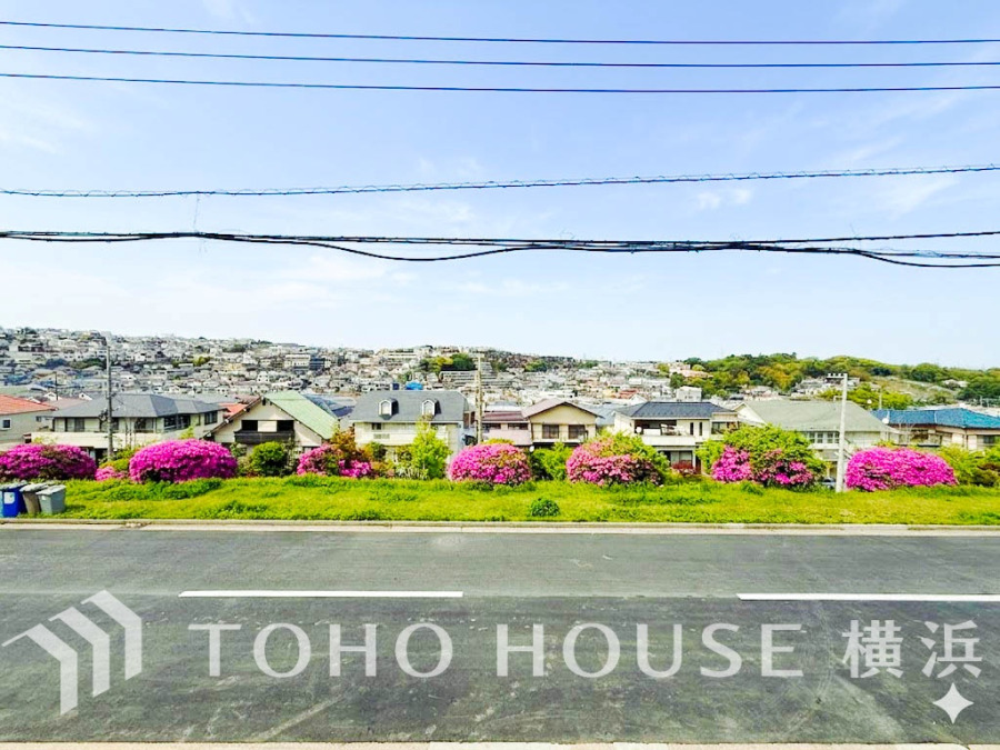 【2026年4月撮影】この開放感ある眺望と共に閑静な住宅街の季節感を演出する四季折々の変化を楽しめる心地よい場所となることでしょう。