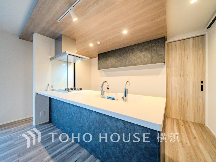 柔らかな光が広がり、デザインされた美しい内装が織り成す家族の集う場所。楽しい会話やさまざまな時が織りなすご家族の時間が丁寧に紡がれていく大切な空間。