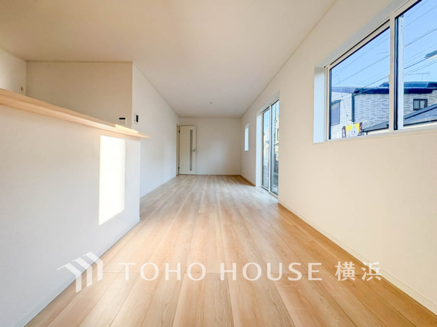 明るい自然光が差し込む、シンプルで広々としたリビング空間。快適な住まいを実現します。