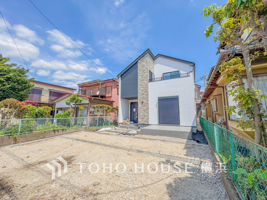 広々とした敷地には3台駐車可能な駐車場付きです。（車種によります）