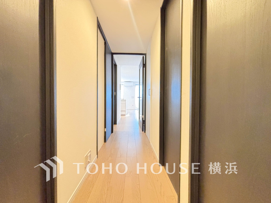 上質感漂う玄関と廊下。居住者の帰り、訪れる方を優しく迎える・安らぎに満ちた生活空間を予感させる。健やかな暮らしを楽しめそう。