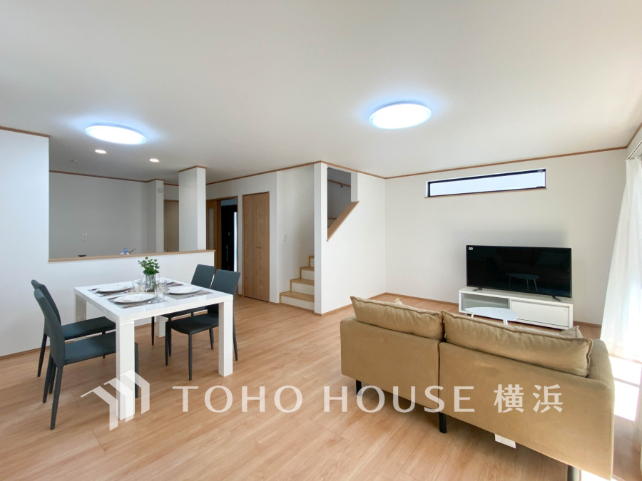 ここにはみんなが集い、食事と楽しい会話が始まる。話に夢中になりすぎて、ついつい時を忘れてしまう。そんな束の間の幸せを感じさせてくれる場所。