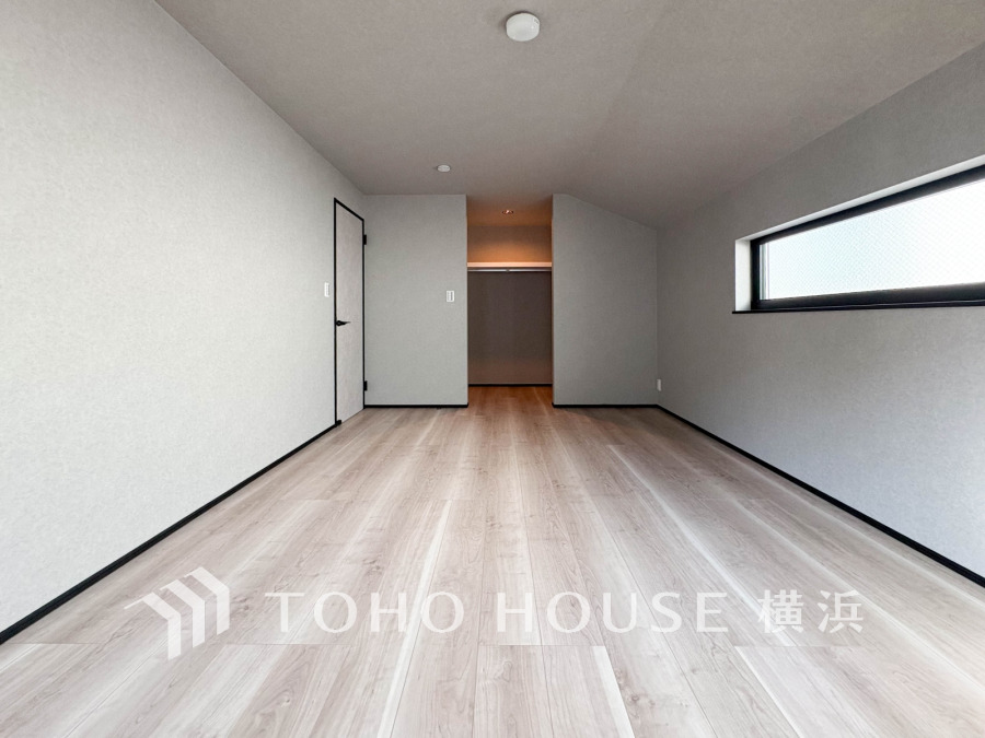 明るい光が差し込むシンプルな居室は、お子様の成長に合わせて様々に活用可能。書斎や子供部屋、家族の趣味の空間など、理想の暮らしを叶える自由な発想が広がります。