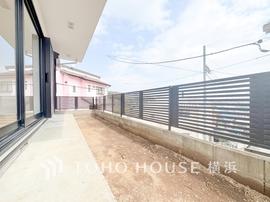 ちょっとしたお庭スペースが日常に癒しをプラスします。お好みの植物や季節のお花で演出してみるのもいいですね。
