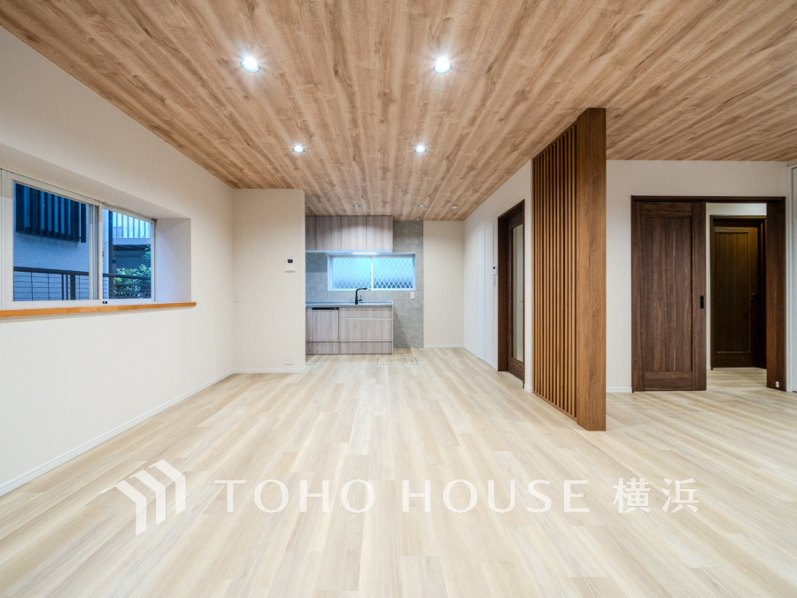 豊かな光が照らすこの場所は、たわいもない会話を楽しみ、ゆったりとした時間を過ごす場所。家族の日常が刻まれる大切な空間です。