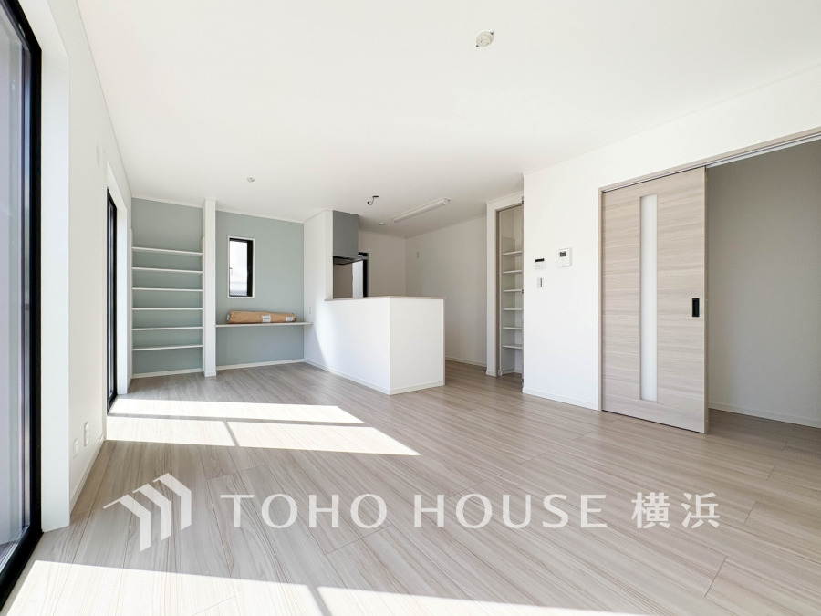 和やかで洗練された空間の演出。寛ぎとコミュニケーションを育む居心地のよい場所。やわらかな陽射しが降り注ぎ、室内に開放感と爽快感をもたらします。