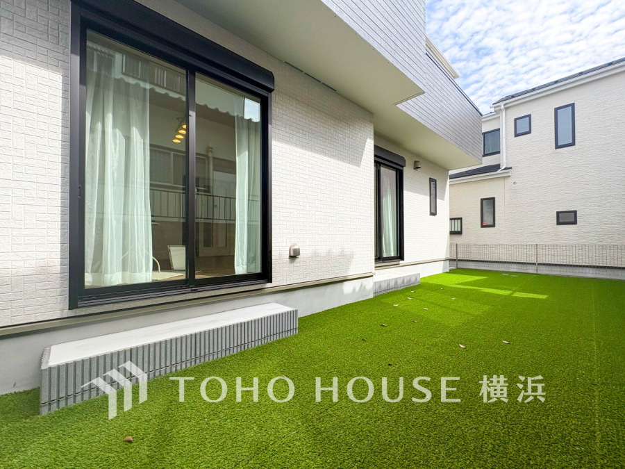 南西向きの広々とした芝生のお庭付き。アウトドアリビングとして使えるゆとりある空間です。