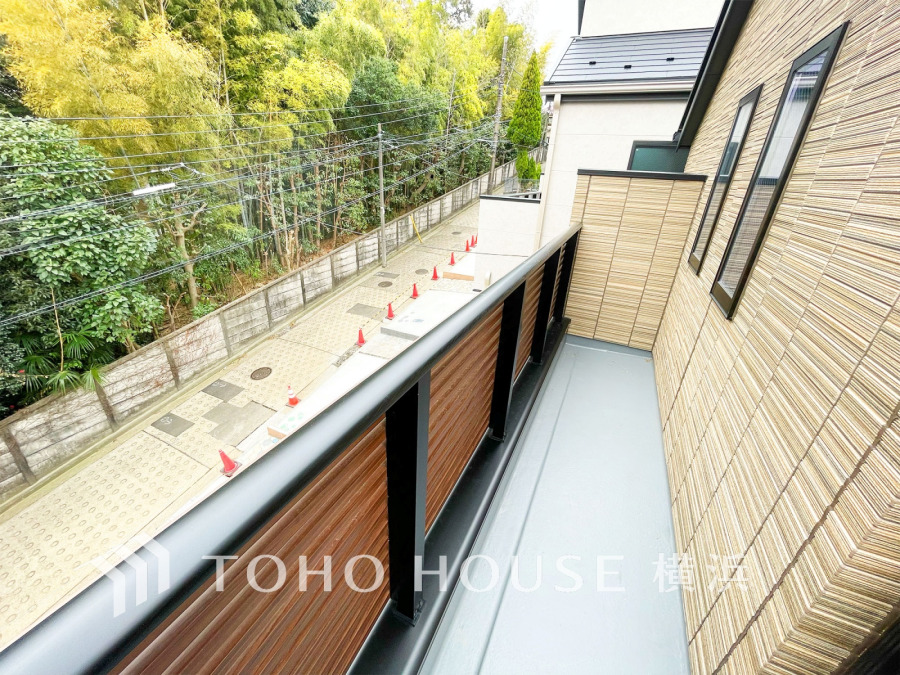 風を感じ青い空から太陽の恵みを感じる温もり溢れる佇まい。住む人を映し出す洗練された佇まいは、いつまでも輝き続けながらいつしか街の風景に溶け込んでいきます。