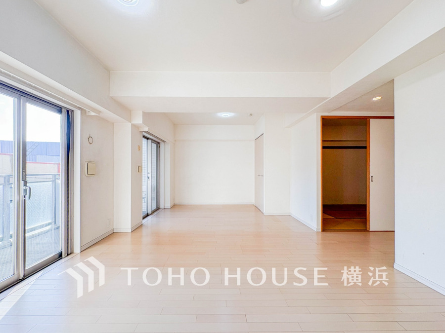 明るく開放的な空間が広がるLDK。室内には豊かな陽光が注ぎ込み、爽やかな住空間を演出。
