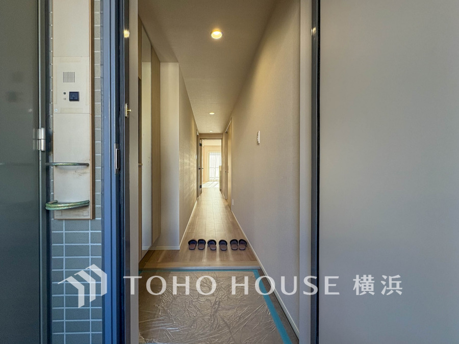 明るく広々とした玄関ホールが迎える、開放感あふれる住まいの入り口です。