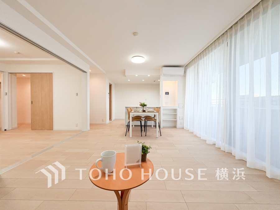 上質な時間を育む暮らしのメインステージ。寛ぎとコミュニケーションを育む居心地のよい場所。ここで楽しむ家族の時間が絆をより深めてくれそうです。