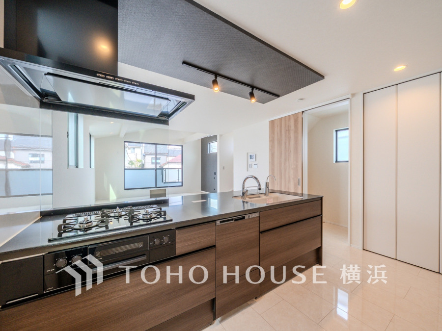 スタイリッシュなペニンシュラキッチンを採用。開放的なキッチンスペースでお料理をしながら会話も弾みます。
