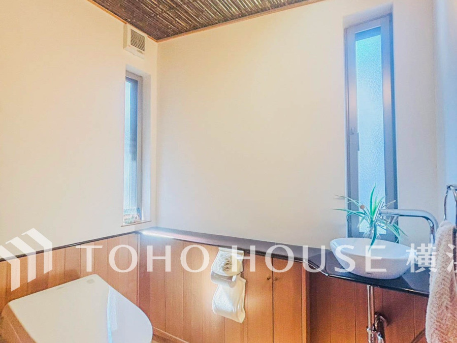 トイレは2カ所に設置。2面採光の明るい空間です。