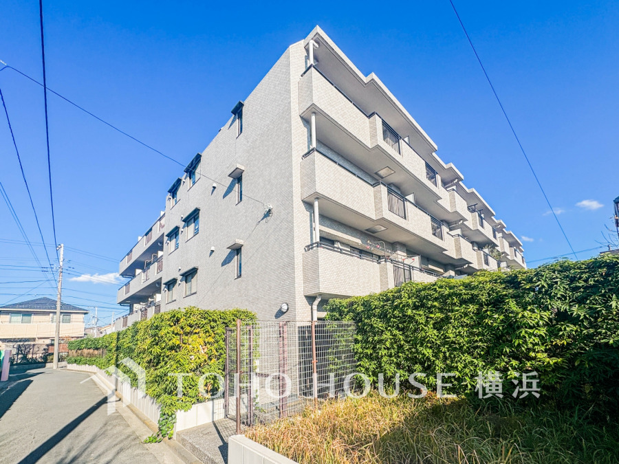 時代の流れに惑わされないシックなカラートーンで街並みに溶け込む外観は、主張し過ぎず、また平凡になり過ぎず絶妙なコントラストで輝きを放ちます。