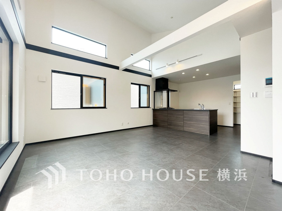 豊かな光が床材を照らしだすひと時、この場所には落ち着きと上質な空気感が流れます。ご家族やお友達との時間など、多くの時を刻む空間。何気なく過ぎる時でさえも上質なひと時となる快適な空間を目指して。
