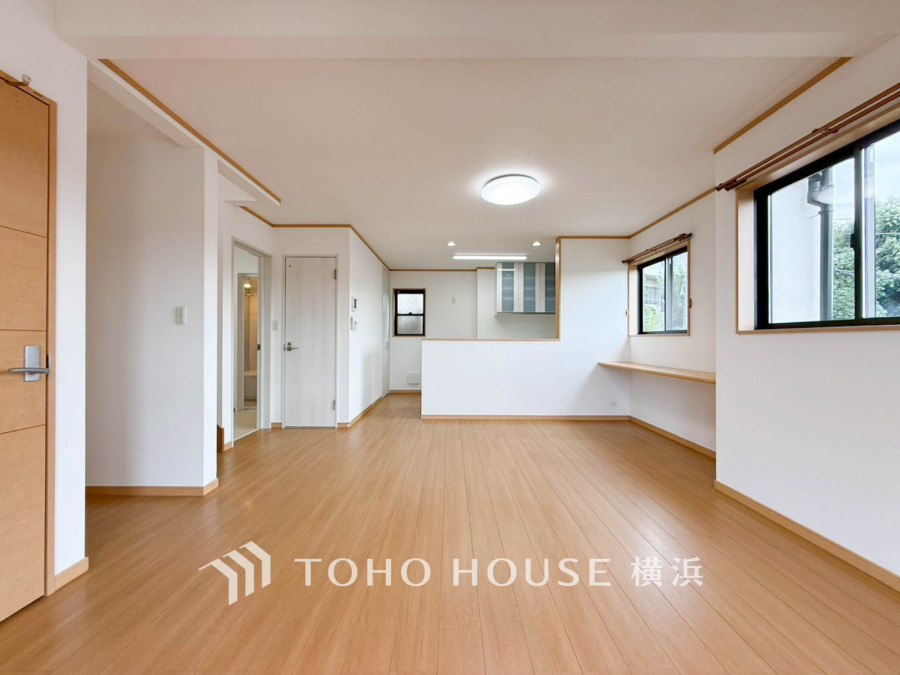 光と風が溢れる開放的なLDKには、自然と家族みんなが集まってきます。明るく穏やかな空気が流れるこの場所は、豊かな寛ぎと笑顔の団欒をいつも優しく守ってくれることでしょう。