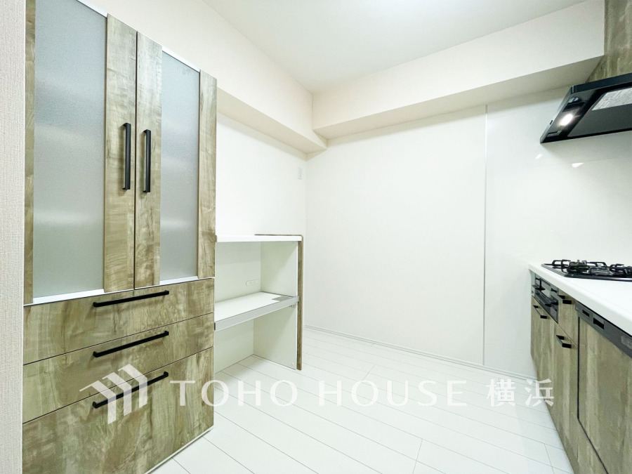 キッチン背面に収納棚を設置しました。統一感のある空間は美しく、機能性も良好です。
