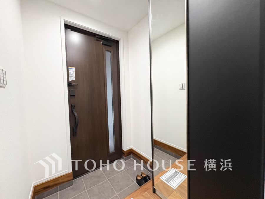 豊かなプライベートタイムへ誘うモダンテイストな玄関。デザインや素材が美しい調和を奏でている空間です。お客様をお迎えする玄関は落ち着いた雰囲気です。