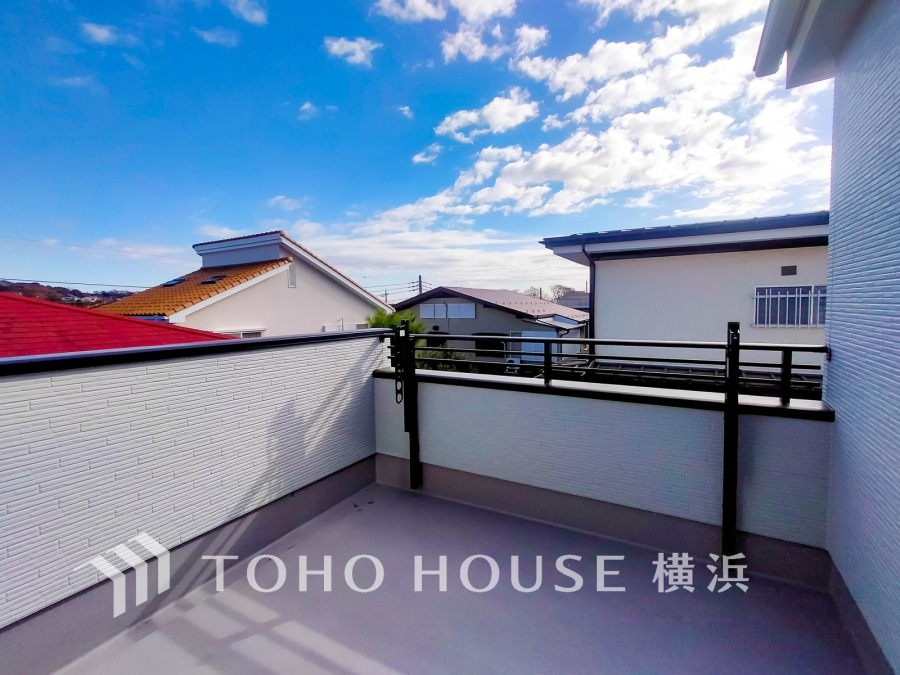 大空を感じてのびやかな時間を愉しめる、開放感溢れるルーフバルコニー。お天気の良い日には、アウトドアリビングとしてお使い頂くのも素敵です。