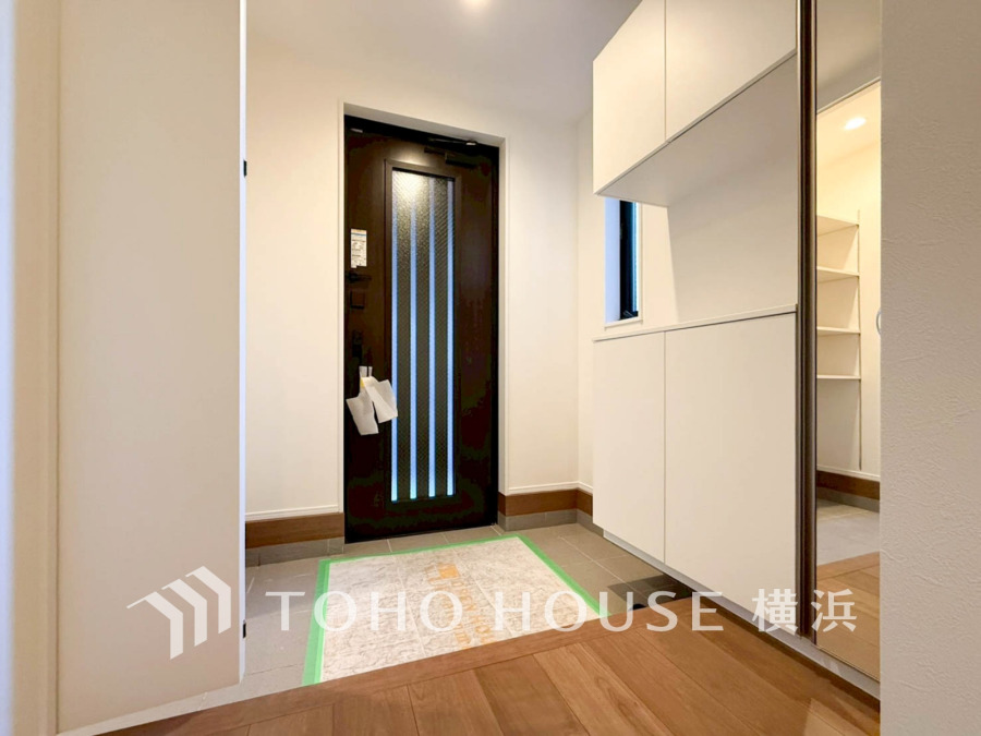 お客様をお迎えする玄関は落ち着いた雰囲気。帰り着くたびに洗練されたテイストの空間に迎えられ誇りと喜びを感じる玄関まわりです。