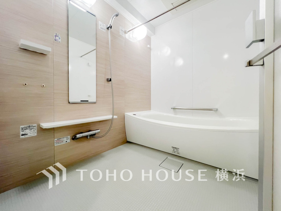 上質が感じられる質感とカラーリングで、清潔な空間美を実現。一日の疲れが癒される優雅なバスタイムを堪能できるゆとりあるバスルームです。