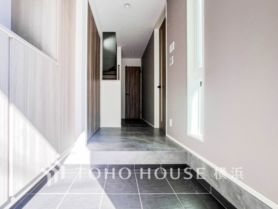 居住者の帰り、訪れる方を優しく迎え、やすらぎに満ちた生活空間を予感させる。健やかな暮らしを楽しめそう。