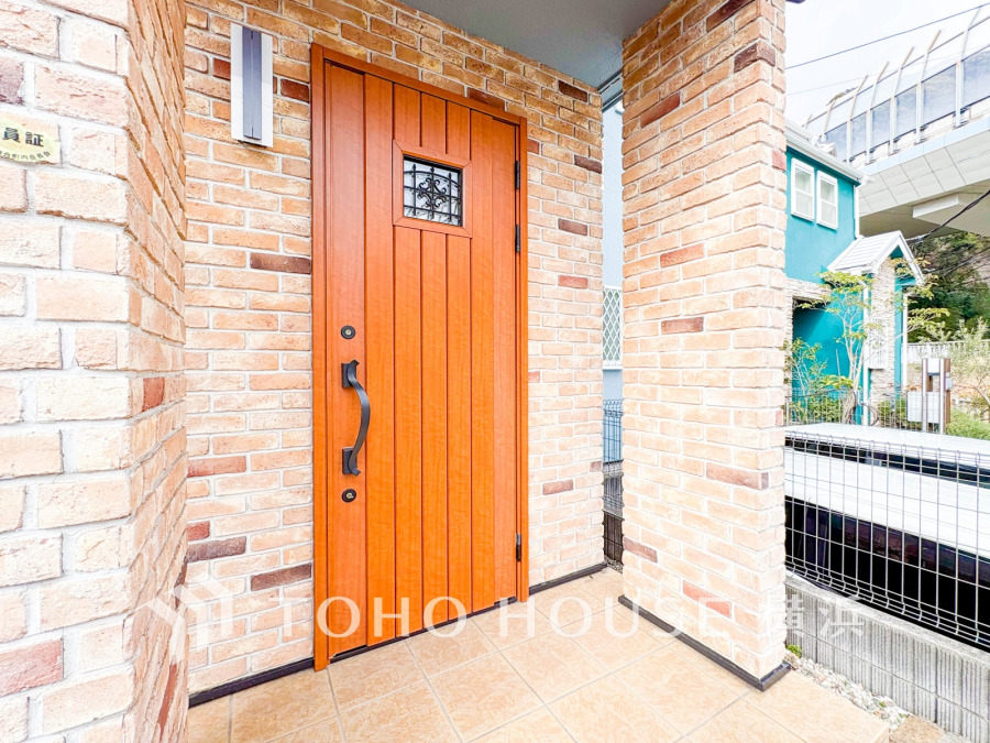 お客様をお迎えする玄関は落ち着いた雰囲気。帰り着くたびに洗練されたテイストの空間に迎えられ誇りと喜びを感じる玄関まわりです。