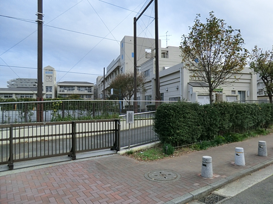 横浜市立都筑小学校　約550ｍ