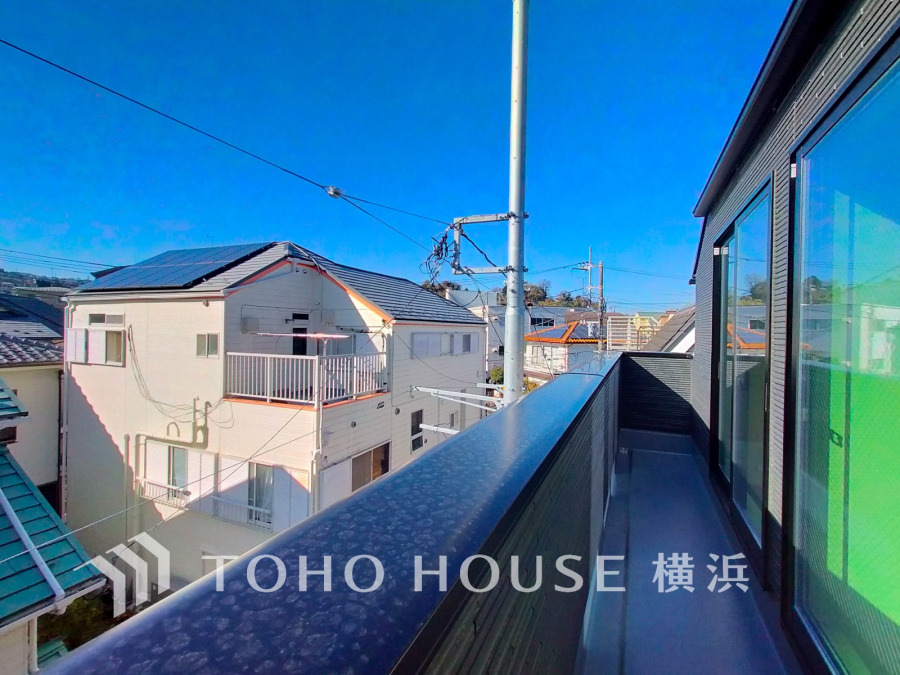 たっぷりの陽光が差し込むバルコニー。健やかな暮らしを守る太陽の恵みを存分に享受できます。爽やかな風と暖かな陽射しが紡ぐハーモニーが日々の暮らしのBGMになることでしょう。