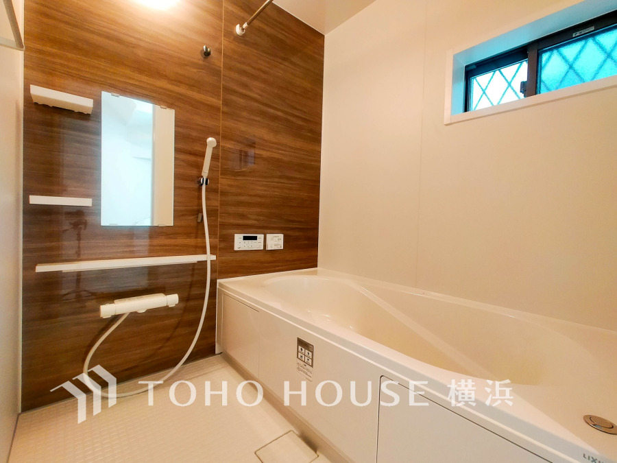 上質が感じられる質感とカラーリングで、清潔な空間美を実現。一日の疲れが癒される優雅なバスタイムを堪能できるゆとりあるバスルームです。