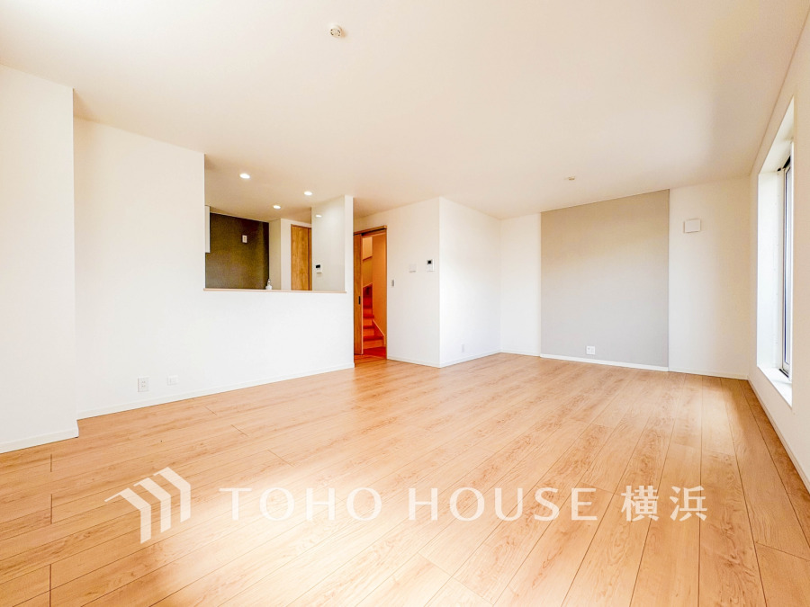 ここにはみんなが集い、食事と楽しい会話が始まる。話に夢中になりすぎて、ついつい時を忘れてしまう。そんな束の間の幸せを感じさせてくれる場所。