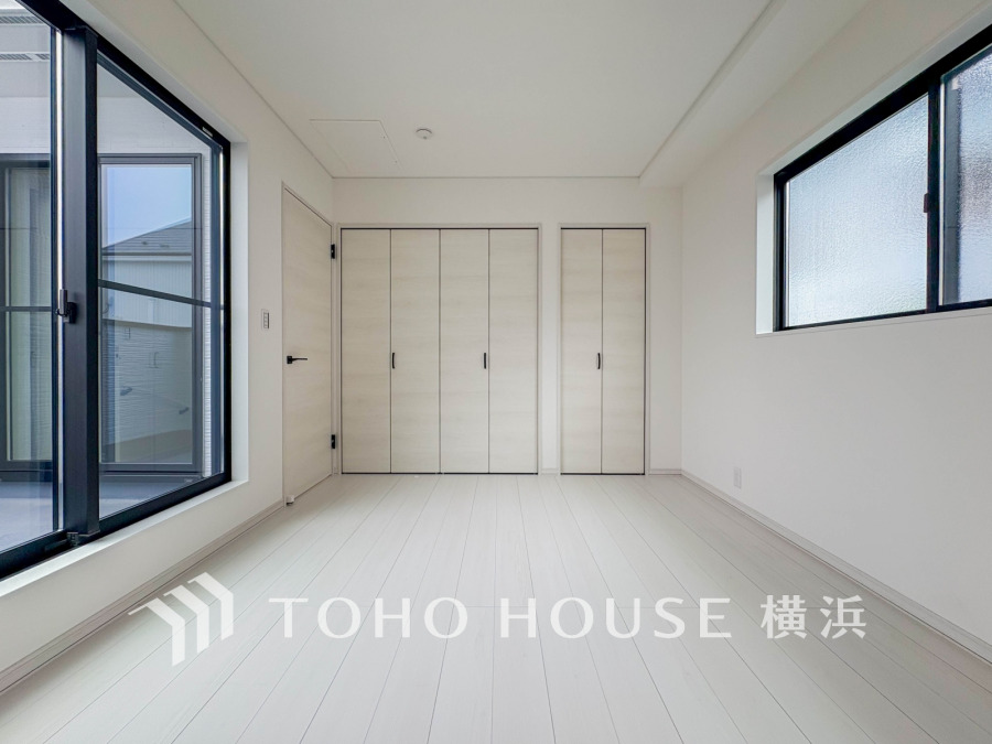 大きな窓からたっぷりと陽光が注がれる明るい空間。家族の成長に対応できる永住仕様の間取り。時を忘れて過ごす場所として過ごせるお部屋。
