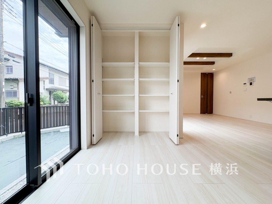 南東向きの大きな窓からたっぷりと光が入る明るい空間。便利な収納棚付きです。