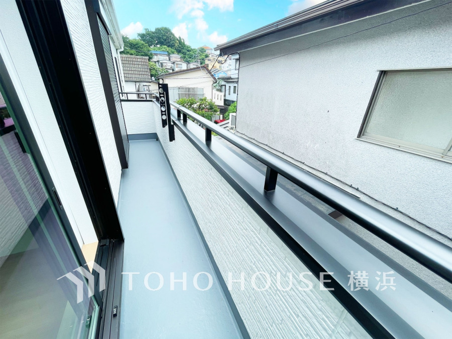 暮らしの中で光と風を演出してくれるバルコニー、見事なまでの開放的な空間を演出しながら、プライベート性も確保された空間は我が家の自慢。