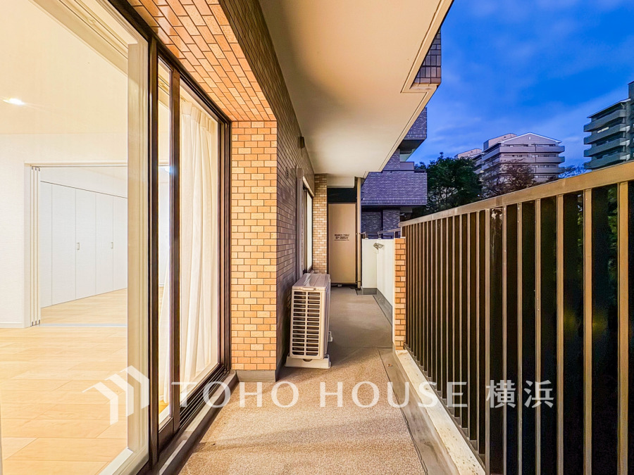 暮らしの中で光と風を演出してくれるバルコニー、見事なまでの開放的な空間を演出しながら、プライベート性も確保された空間は我が家の自慢。