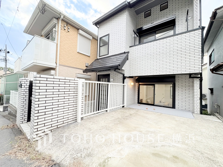 時代の流れに惑わされないシックなカラートーンで街並みに溶け込む外観は、主張し過ぎず、また平凡になり過ぎず絶妙なコントラストで輝きを放ちます。