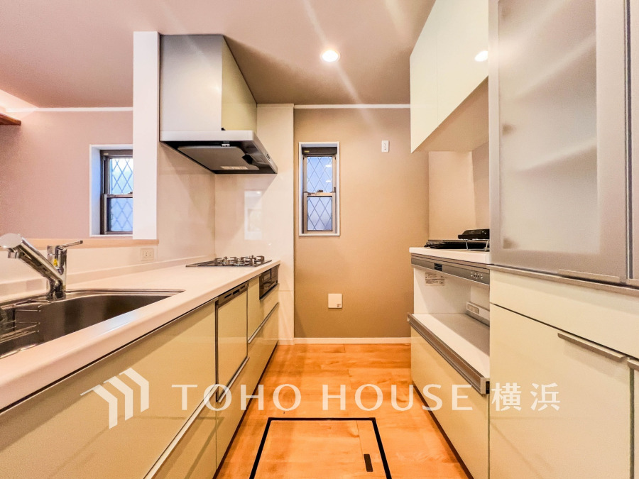 機能性とデザイン性にすぐれた美しいキッチンは、家族との対話を楽しめる対面タイプ。インテリア性も高い大型カップボードが配置されており、効率的な家事動線と豊かな収納力が備えられています。 