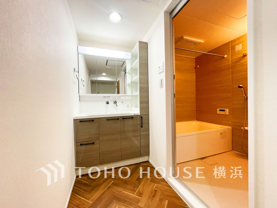 新規交換された洗面化粧台は美しく使いやすい機能が備えられています。