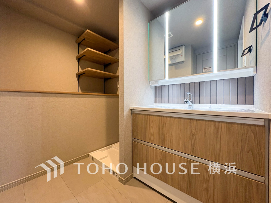 脱衣スペースを含む空間はゆとりの広さを設け、また洗面化粧台にも収納スペースを設ける事により、散らかりやすい洗面スペースをスッキリ保てます。