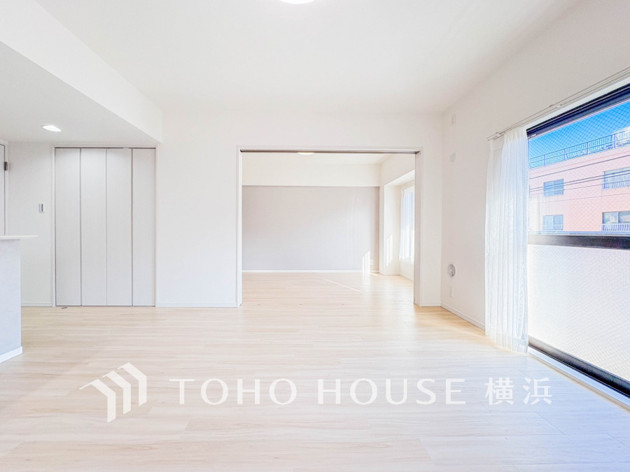 リビングに隣接した洋室の引き戸を開け放して空間を共有しながら開放的に使うこともできます。
