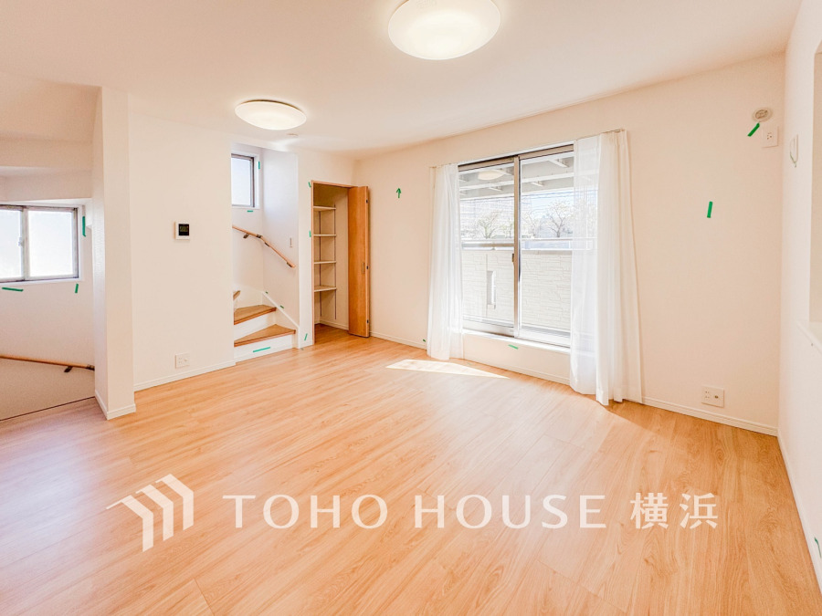 開放感あふれるリビング。収納スペースも充実し、快適な住環境を実現。