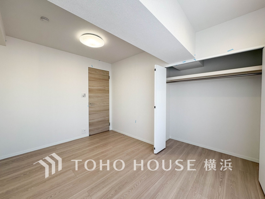 大きな窓からたっぷりと陽光が注がれる明るい空間。家族の成長に対応できる永住仕様の間取り。時を忘れて過ごす場所として過ごせるお部屋。