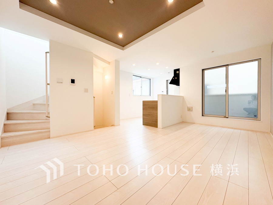 明るい光が差し込む、開放感あふれるモダンなリビングダイニング。上質感のある天井のデザインも空間にアクセントを加えます。