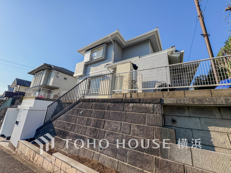 時代の流れに惑わされないシックなカラートーンで街並みに溶け込む外観は、主張し過ぎず、また平凡になり過ぎず絶妙なコントラストで輝きを放ちます。