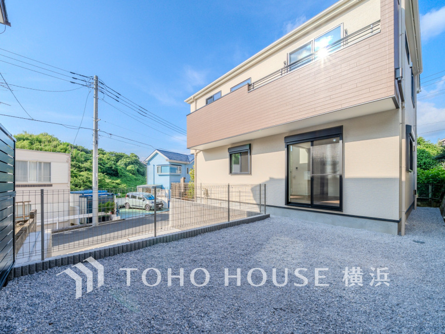 庭付き戸建という名にふさしいほどゆったりとしたお庭です。これだけの大きさがあれば花壇、お子様の遊び場やガーデニング等、自由自在にお楽しみ頂けることと思います。