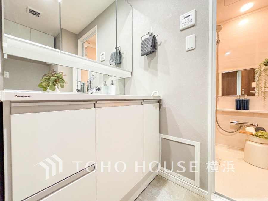 十分な大きさの洗面台は収納もさる事ながら、身だしなみチェックや歯磨きなど、朝の慌ただしい時間でもホテルライクなスペースで余裕とゆとりを感じて頂けます。