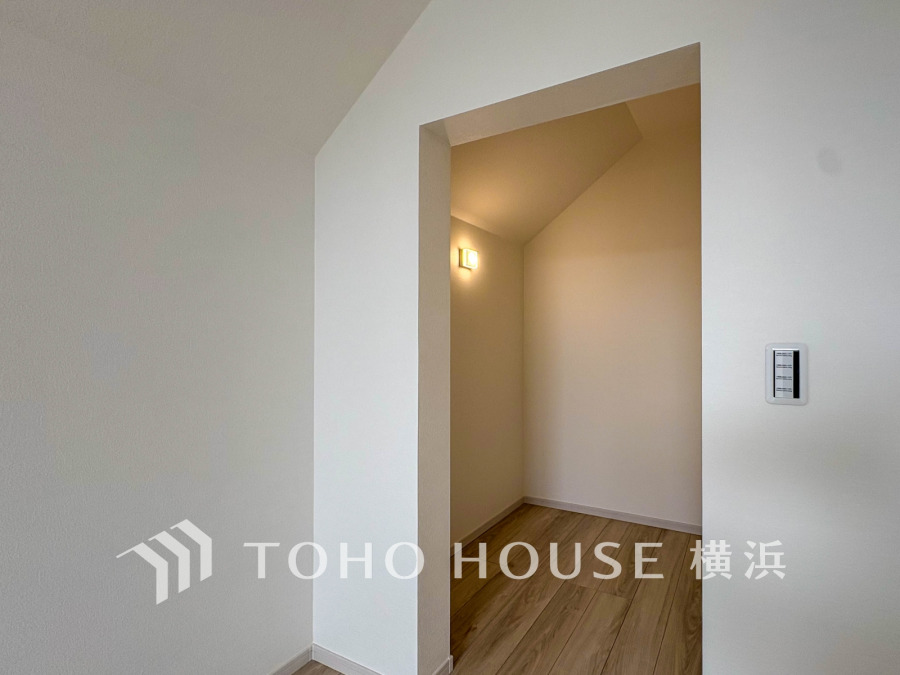 大切な衣類を機能的に収納できるウォークインクローゼット。ゴルフバッグやキャリーバッグなどもすっきりと片付けられます。高い収納率を実現する多彩な収納スペースを確保しました。